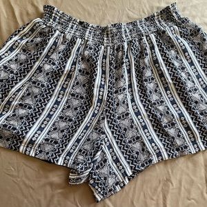 Knox Rose Navy Print mid rise smocked lined shorts with pockets. Size XXL.